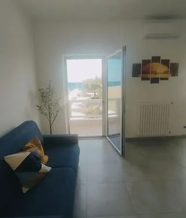 Seagull Floor 1 - Sea View & Airport דירה